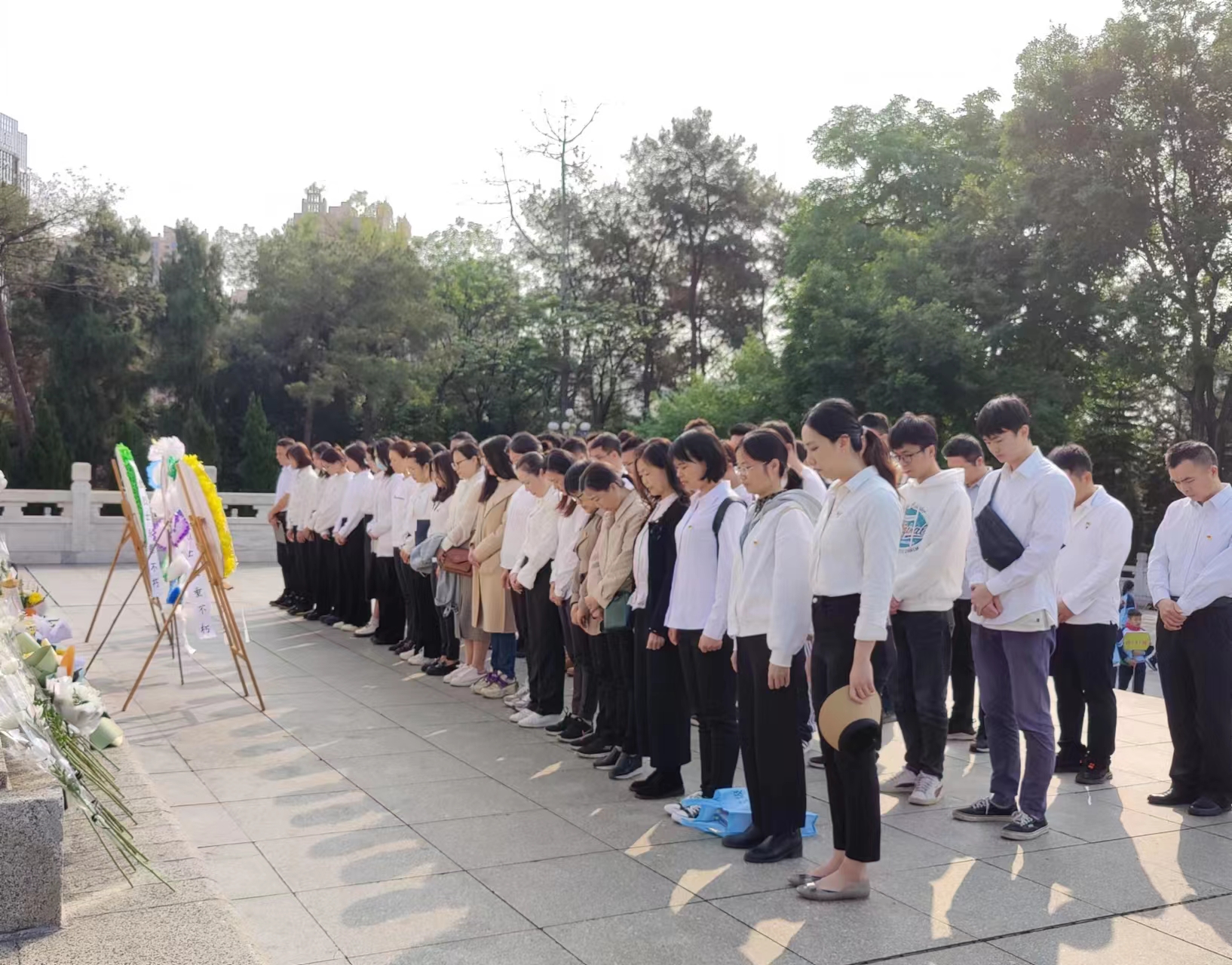 市排水公司黨總支、南寧建康環(huán)保公司黨支部開展“緬懷革命先烈，賡續(xù)紅色基因”聯(lián)合主題黨日活動(dòng)